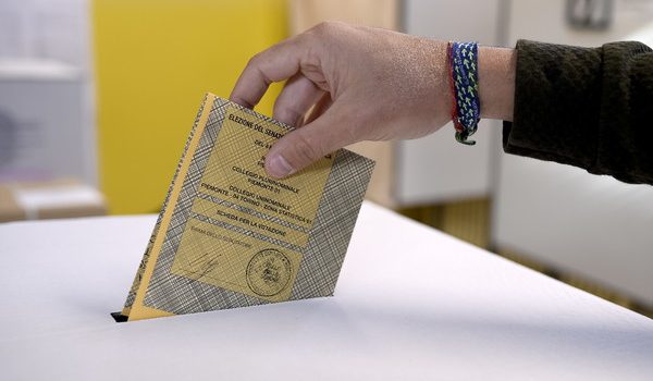 Elezioni, scandalo brogli sul voto all’estero Elezioni, scandalo brogli in Sudamerica