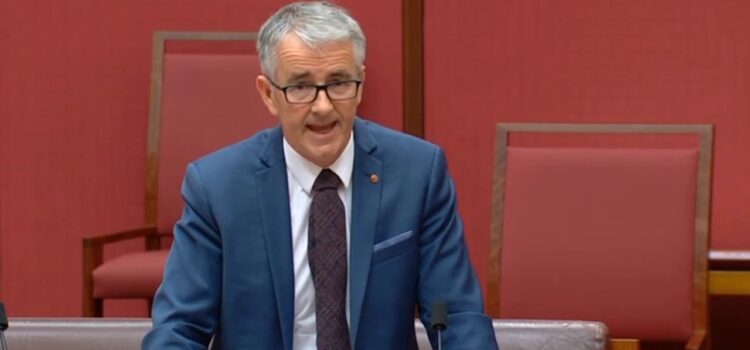 INCHIODA IL MINISTERO SUI TAMPONI E MOSTRA LA RISPOSTA IN AULA Gerard Rennick