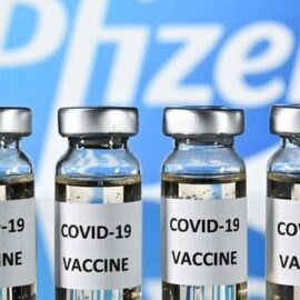 Il “vaccino” COVID della Pfizer approvato per l’uso di emergenza non era lo stesso iniettato in miliardi di braccia.