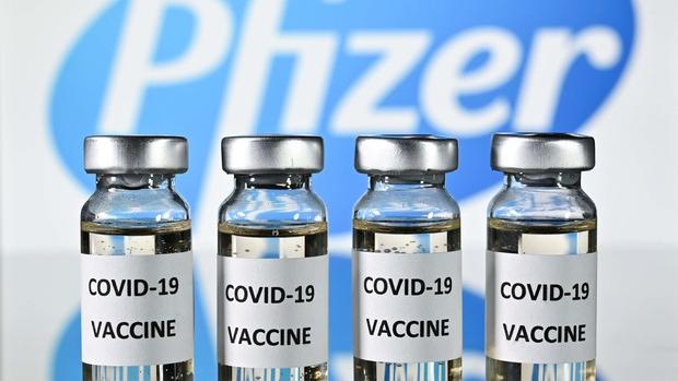 Il “vaccino” COVID della Pfizer approvato per l’uso di emergenza non era lo stesso iniettato in miliardi di braccia.