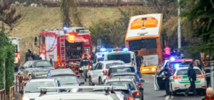 Autobus di linea raddrizza la curva e si pianta sul terrapieno: anche stavolta un incidente provocato dall’ennesimo malore improvviso