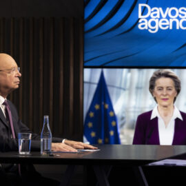 A Davos, Ursula annuncia il controllo globalista su tutta l’informazione