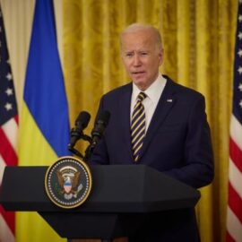 Biden: “All’Ucraina 60 mld $ di asset sequestrati ai russi”, ma è “violazione diritto internazionale”. Anche l’UE dice no