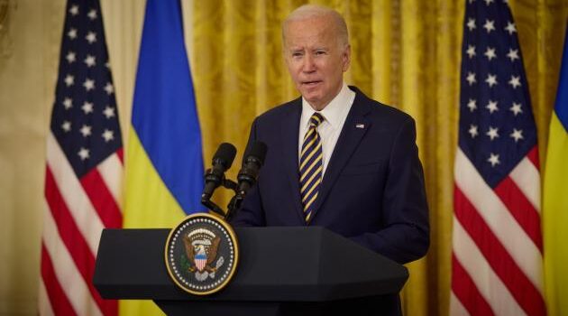 Biden: “All’Ucraina 60 mld $ di asset sequestrati ai russi”, ma è “violazione diritto internazionale”. Anche l’UE dice no