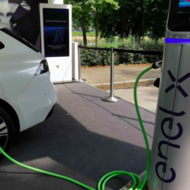 Auto elettriche, il sondaggio che le seppelisce definitivamente: in aumento gli italiani che le evitano. Solo la minoranza “Gretina” dimostra interesse verso gli inutili veicoli a pile.