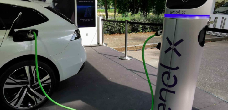 Auto elettriche, il sondaggio che le seppelisce definitivamente: in aumento gli italiani che le evitano. Solo la minoranza “Gretina” dimostra interesse verso gli inutili veicoli a pile.