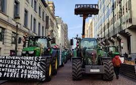 A Bruxelles esplode la rabbia degli agricoltori