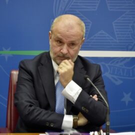 Schillaci al GdI: “Reazioni avverse al vaccino Covid, dobbiamo censirli e valutarli, serve commissione di studio del Ministero, no virostar per quella d’inchiesta sulla pandemia” – ESCLUSIVA