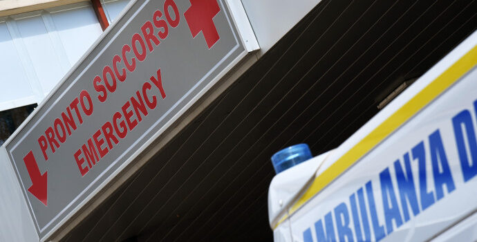 Paranoie pandemiste: in ambulanza manca la mascherina, infartuato muore per il ritardo. Paranoie pandemiste: in ambulanza manca la mascherina, infartuato muore per il ritardo.