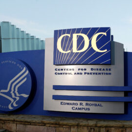SCANDALO AL CDC: RAPPORTI NASCOSTI SVELATI SULLE LESIONI DA VACCINO COVID-19