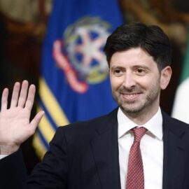 Possibili pressioni ai giudici per non far ritirare il siero dopo i primi decessi