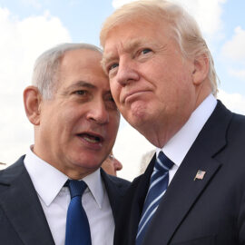 Trump si sta rivoltando contro Israele per prendere le distanze dal genocidio e dai mandati di arresto della Corte penale internazionale, o è tutto uno stratagemma?