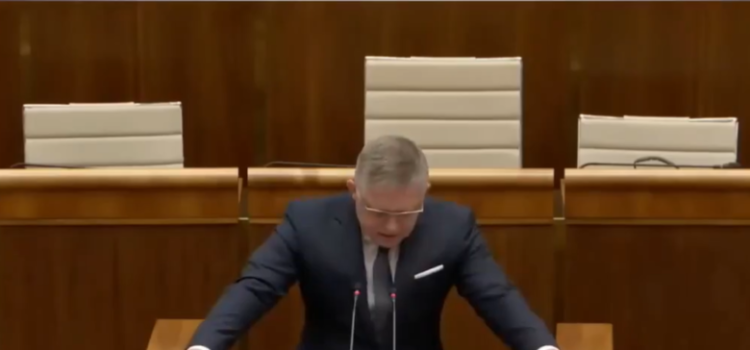Robert Fico, premier slovacco, affronta in Parlamento la questione “Von Der Leyen-Pfizer”. “Un crimine senza precedenti”