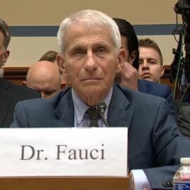 E ora cosa succede a Fauci? Semplicemente nulla?