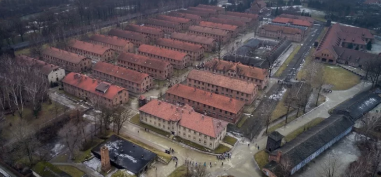 La città di 15 minuti è l’apoteosi della follia umana la cui funzione è quella di ripristinare in chiave moderna i campi di concentramento nazisti